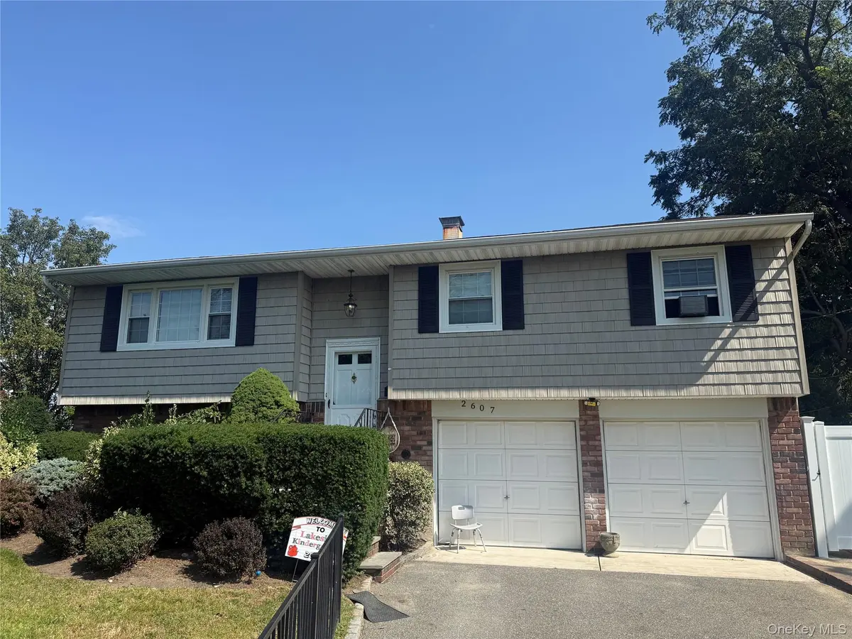 2607 Lindenmere DR, Merrick, NY 11566