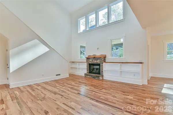 71 Crossings CIR, Fairview, NC 28730