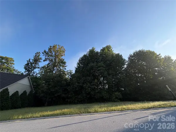 42 Deep Valley LN, Hendersonville, NC 28791