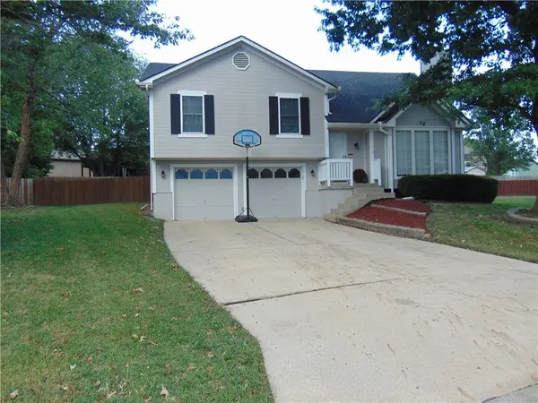 1900 Arapaho CT, Greenwood, MO 64034