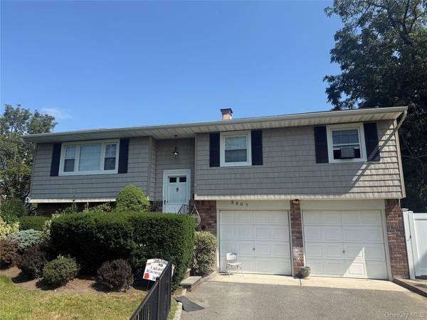 2607 Lindenmere DR, Merrick, NY 11566