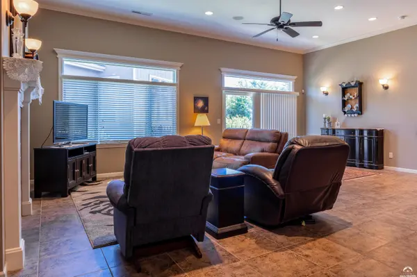 716 Coving CT, Lawrence, KS 66049