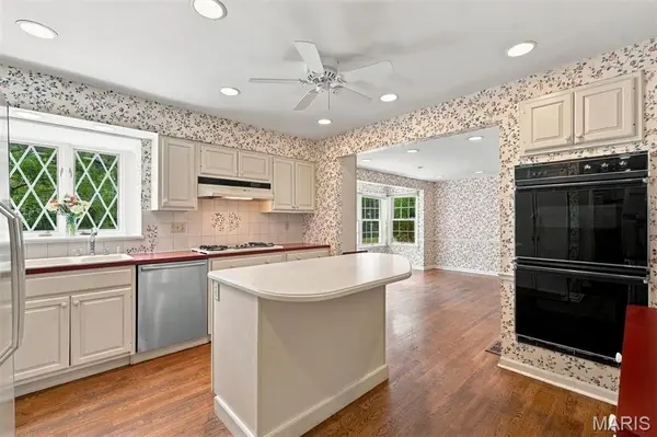 2073 Willow Leaf DR, Frontenac, MO 63131