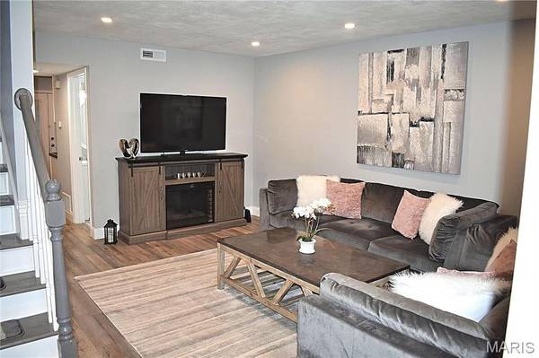 4236 Burnett Walk, St Louis, MO 63125