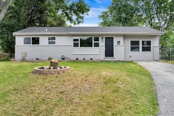 855 Northmoor DR, Florissant, MO 63033