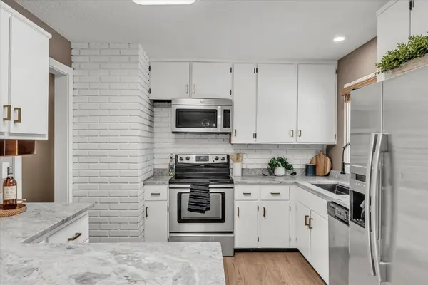 2207 Waveland DR, Bettendorf, IA 52722