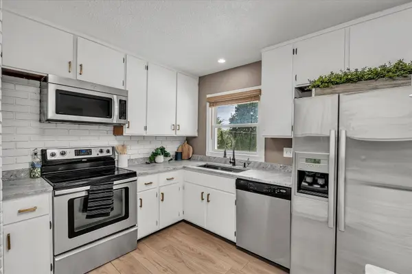 2207 Waveland DR, Bettendorf, IA 52722