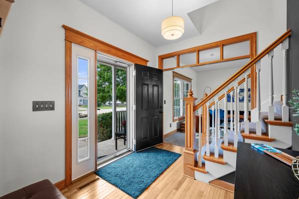 1953 Streamside DR, Bettendorf, IA 52722