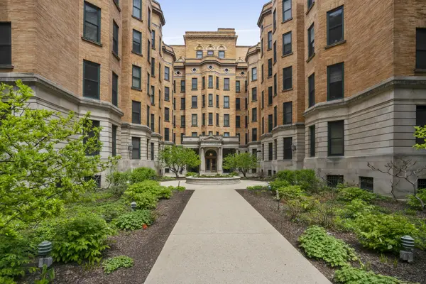550 W Surf ST #512, Chicago, IL 60657