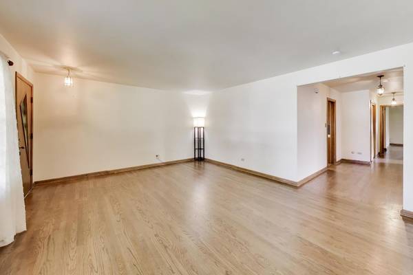 909 Worcester AVE, Westchester, IL 60154