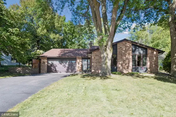 1549 Skyview DR, Chaska, MN 55318