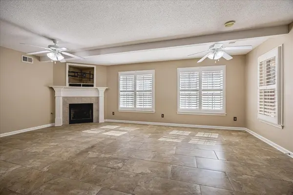 1386 STABLE RUN DR, Cordova, TN 38016