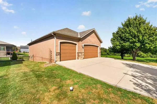 17120 W 197th PL, Spring Hill, KS 66083