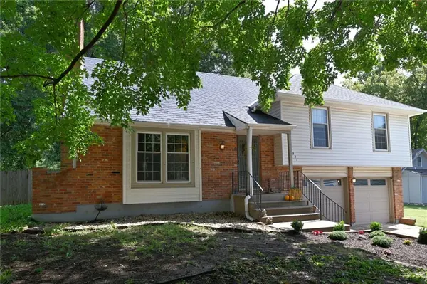 5527 Westgate ST, Shawnee, KS 66216