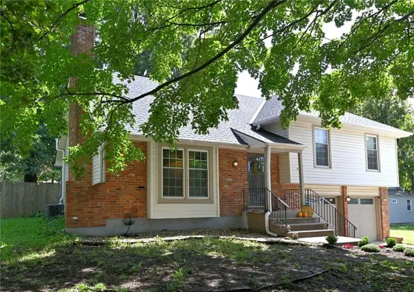 5527 Westgate ST, Shawnee, KS 66216