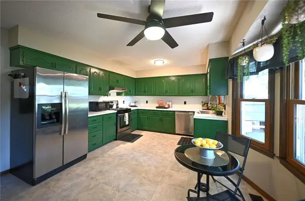 5527 Westgate ST, Shawnee, KS 66216