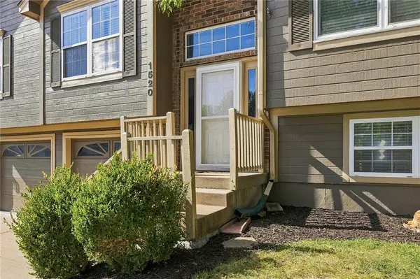 1520 SE 11th ST, Lee's Summit, MO 64081