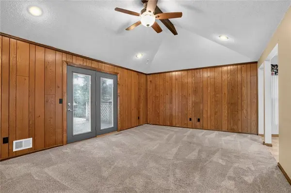 1113 S Valley RD, Olathe, KS 66061