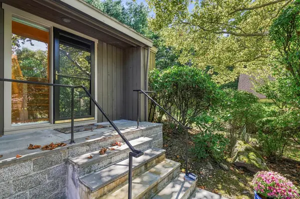 558 Heritage Hills DR #B, Somers, NY 10589