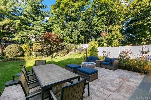1 Stoneleigh Close, Scarsdale, NY 10583