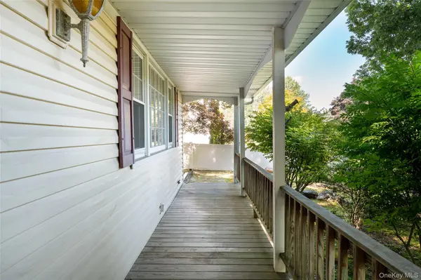 16 Heritage PL, Nesconset, NY 11767