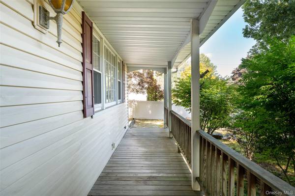 16 Heritage PL, Nesconset, NY 11767