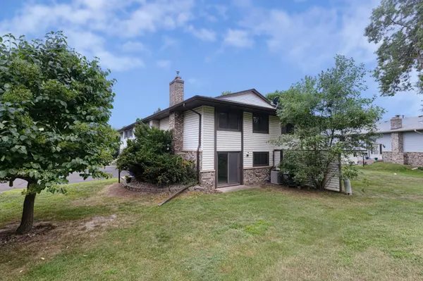 6570 Upper 35th ST N, Oakdale, MN 55128