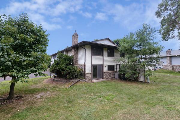 6570 Upper 35th ST N, Oakdale, MN 55128