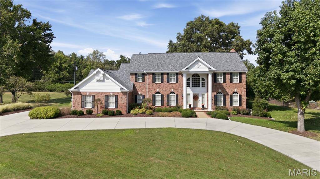 23 Bopp LN, Town And Country, MO 63131