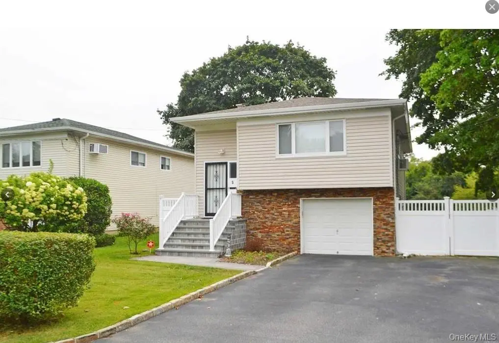 5 Segrove PL, Huntington Station, NY 11746