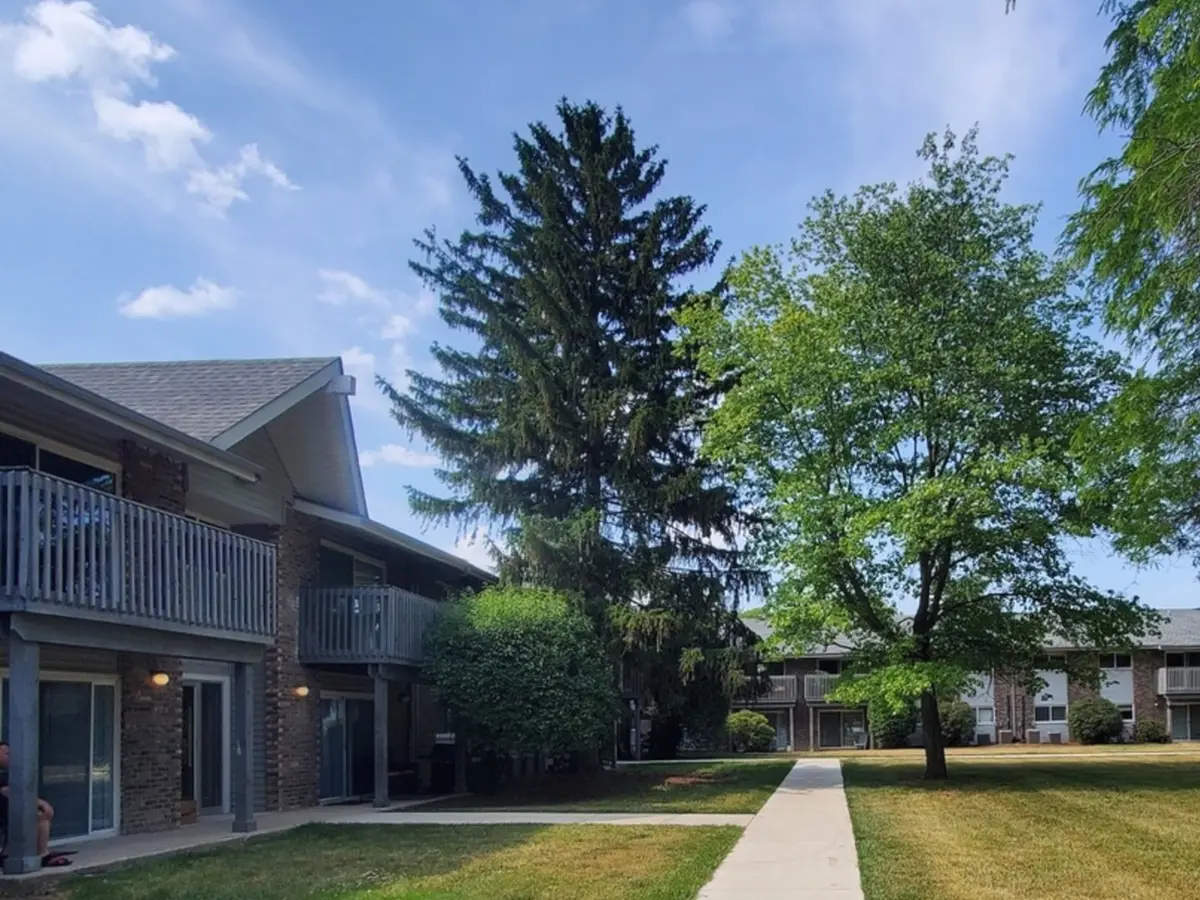 10S771 Clarendon Hills RD #208, Willowbrook, IL 60527