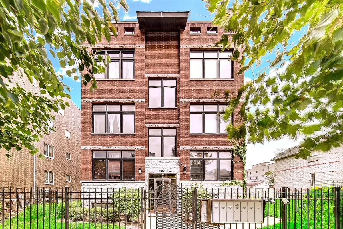 3541 S Prairie AVE #4, Chicago, IL 60653