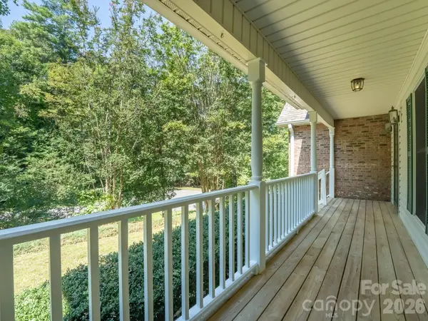 106 Fish Hawk DR, Hendersonville, NC 28739