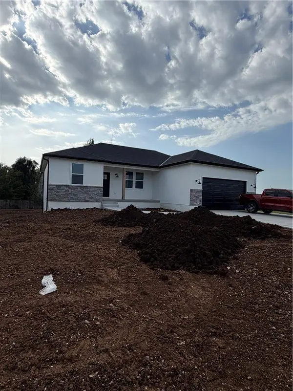 1415 Thomas DR, Louisburg, KS 66053