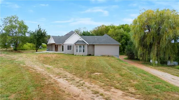 14883 J HWY, Hughesville, MO 65334