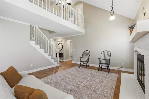 528 NE Bordner DR, Lee's Summit, MO 64086