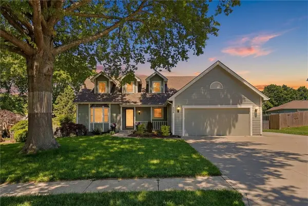 528 NE Bordner DR, Lee's Summit, MO 64086