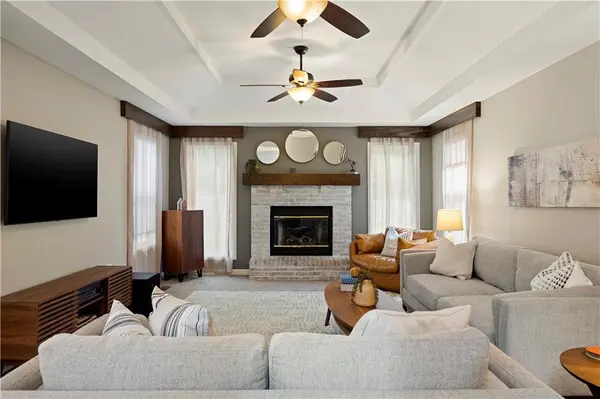 608 SE Pendleton DR, Lee's Summit, MO 64063