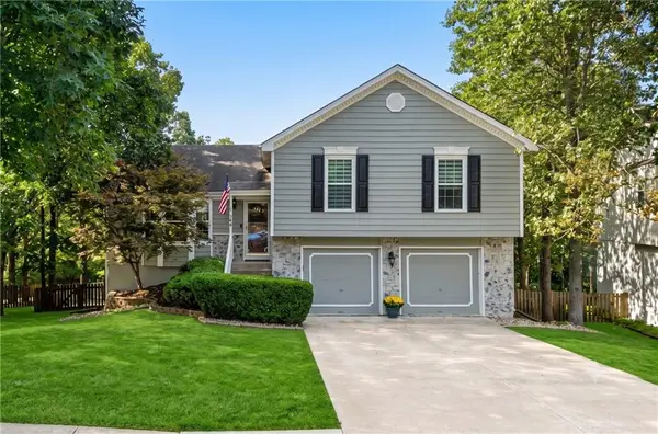 144 NW Whitlock DR, Lee's Summit, MO 64081