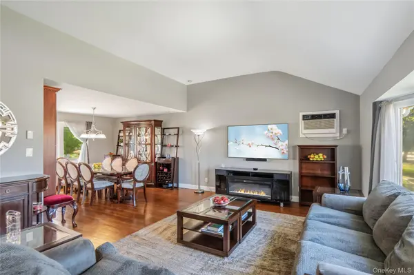 542 N Suffolk AVE, Massapequa, NY 11758