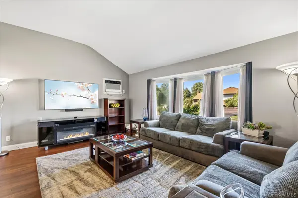 542 N Suffolk AVE, Massapequa, NY 11758