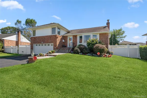 542 N Suffolk AVE, Massapequa, NY 11758