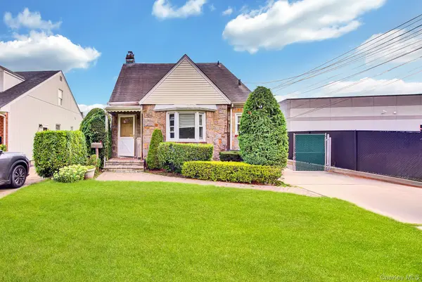 569 Greenway, West Hempstead, NY 11552