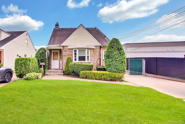 569 Greenway, West Hempstead, NY 11552