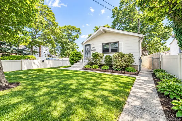 276 Deauville BLVD, Copiague, NY 11726