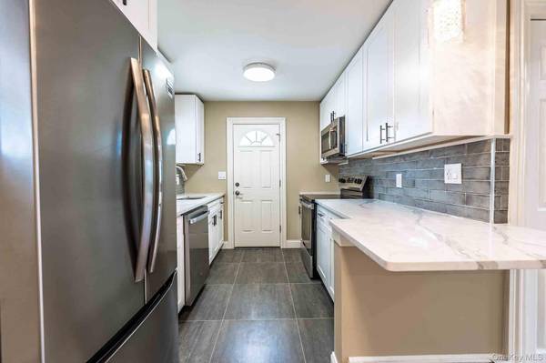 27 Park LN, Bethpage, NY 11714