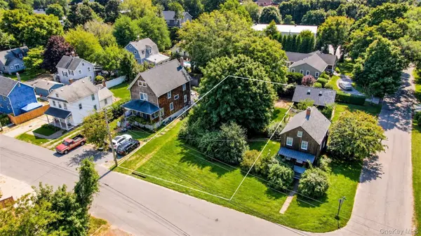820 Wiggins ST, Greenport, NY 11944