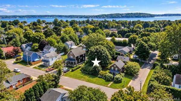 820 Wiggins ST, Greenport, NY 11944
