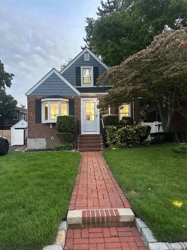 57 Scarcliffe DR, Malverne, NY 11565