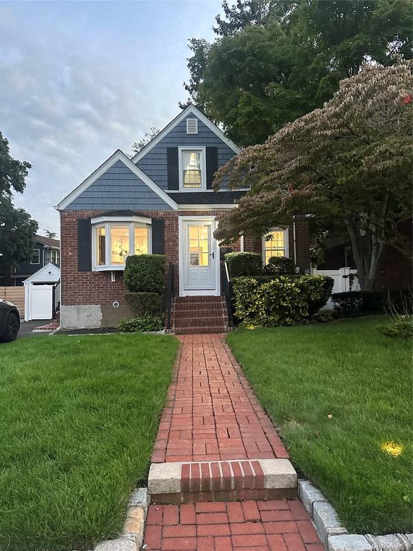 57 Scarcliffe DR, Malverne, NY 11565